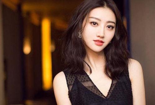 娱乐圈吃瓜背景图女主,揭秘“吃瓜女神”背后的故事